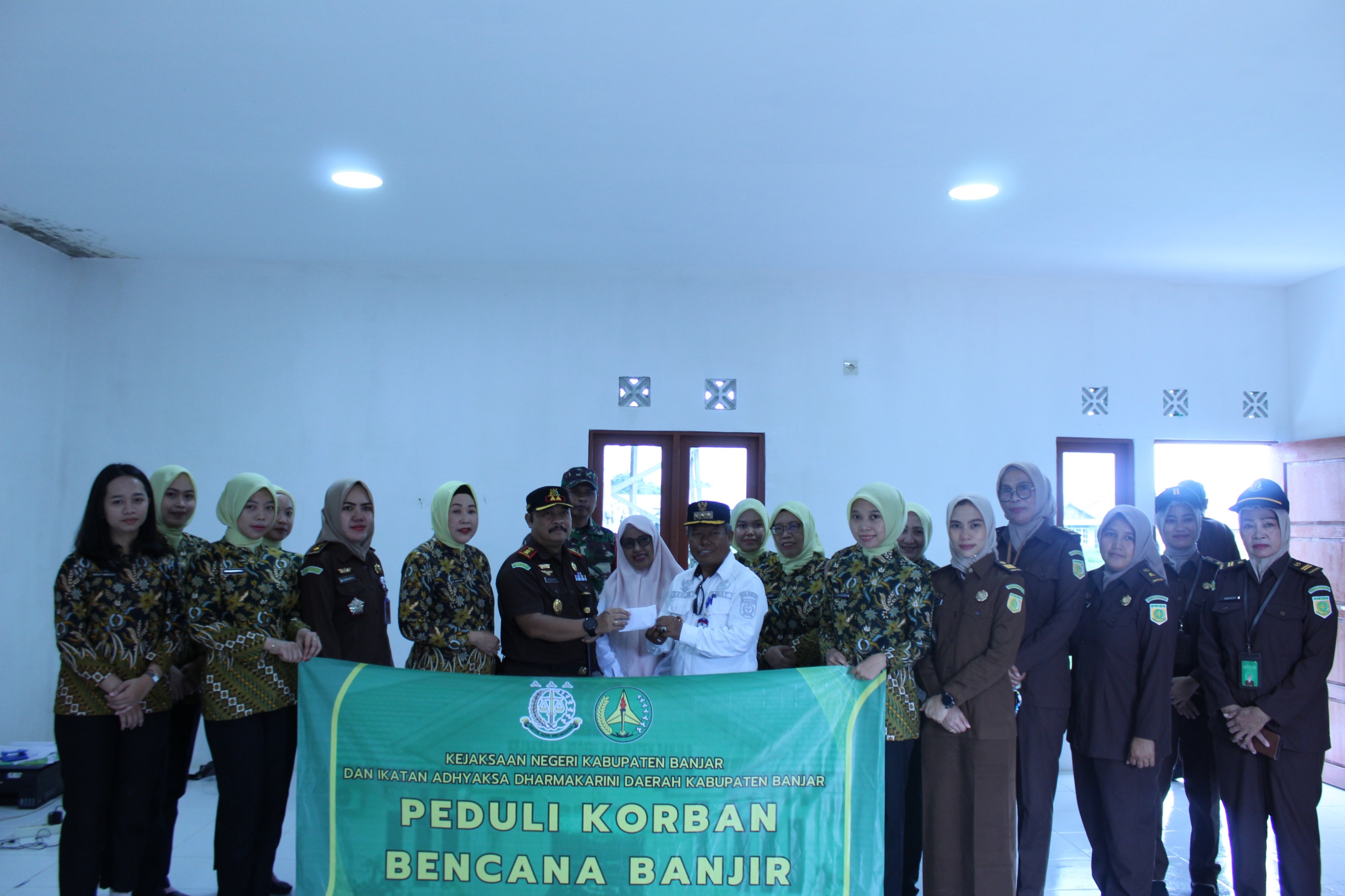 Peduli Banjir, Kejari Kab. Banjar Salurkan Bantuan Bagi Korban Banjir di Kecamatan Martapura Timur