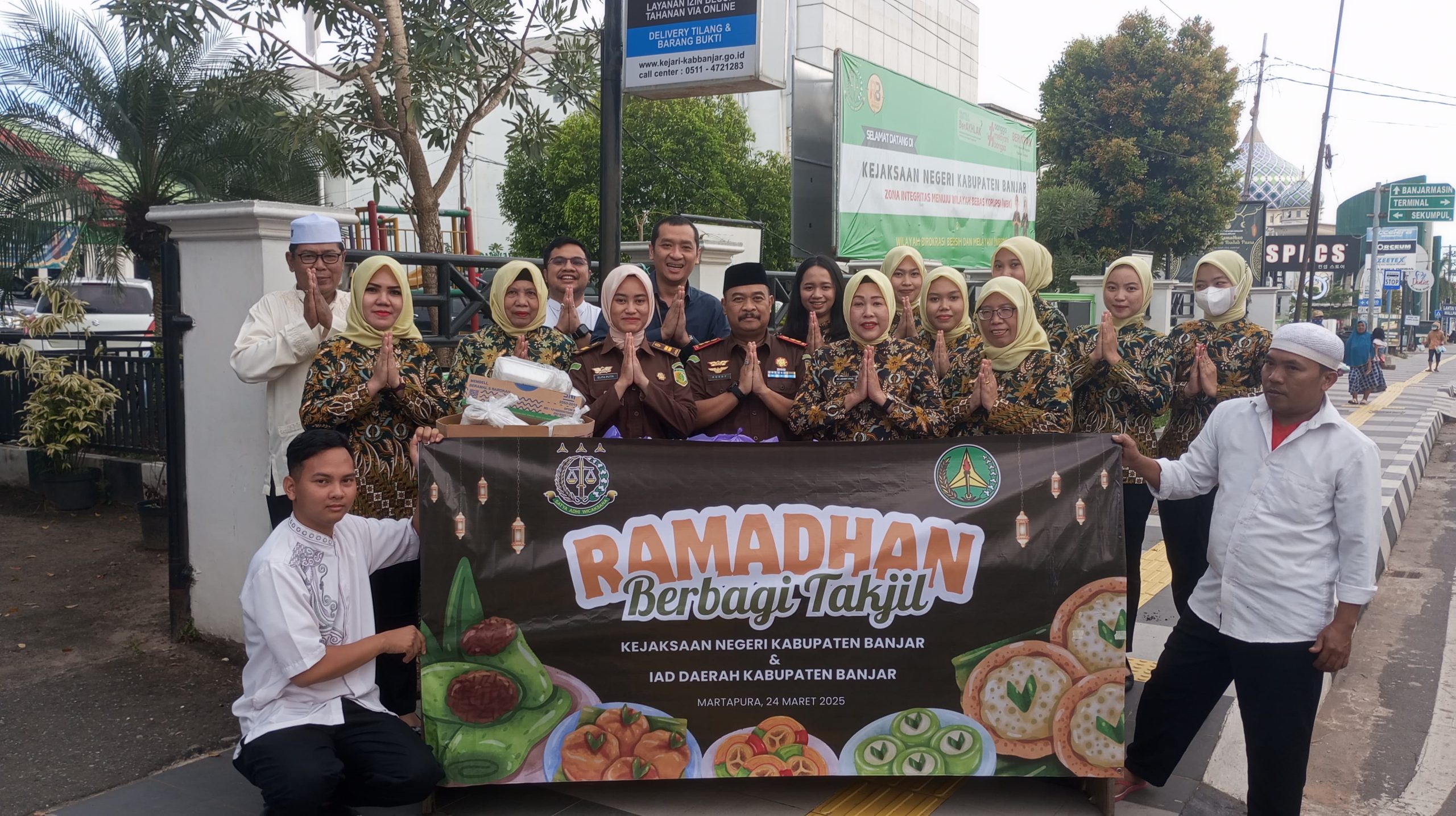 Tebar Kebaikan, Kejari Banjar Bagi Takjil di Bulan Suci Ramadhan